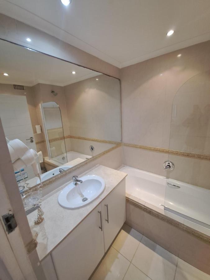 3 Bedroom Sea Facing Family Apartment Cape Town Moullie Point Luaran gambar
